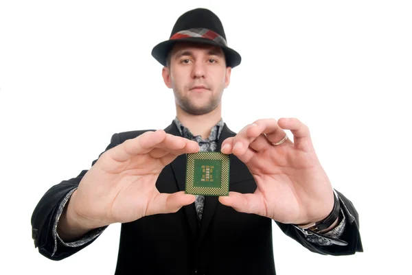 Der Mann mit dem Hut zeigt einen Mikrochip-Computer — Stockfoto