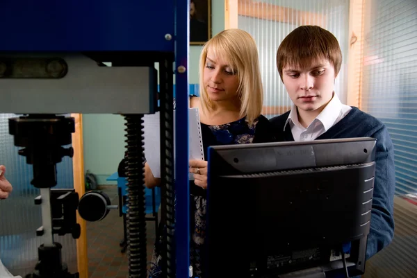 Dos estudiantes frente al monitor en los talleres — Foto de Stock