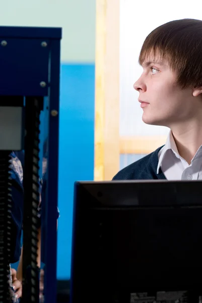 Student naar de praktijk tegen de machine — Stockfoto