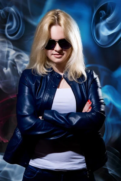 Närbild porträtt av en ung blond kvinna i solglasögon och läde — Stockfoto