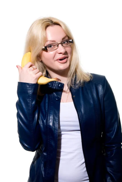 Fille dans des lunettes essaie de parler au moyen d'une banane au lieu de p — Photo