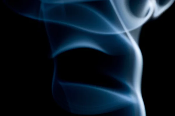 Ondas azuis de fumaça no fundo preto — Fotografia de Stock
