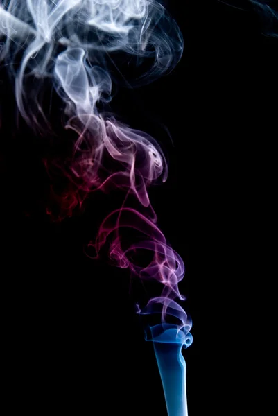 孤立在黑色背景上的彩色的烟雾 — 图库照片