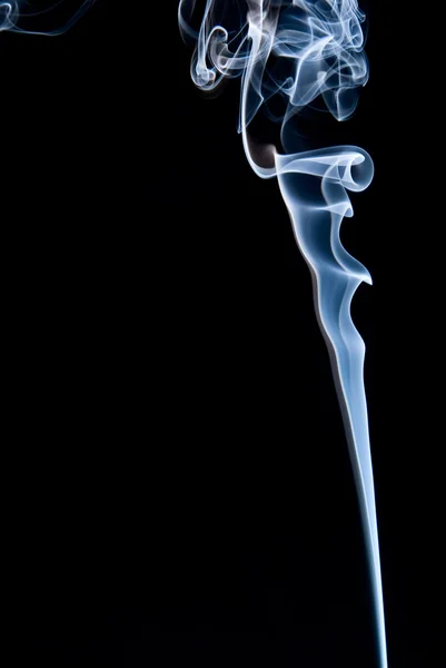 青、黒の背景に煙のストリーム — ストック写真