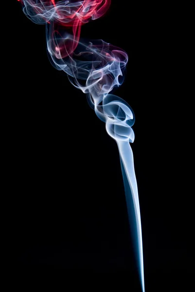 Mavi ve kırmızı siyah bir arka plan üzerinde duman bir damlama — Stockfoto
