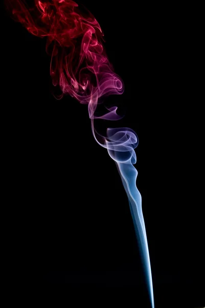涓涓细流的蓝色和红色烟雾 — 图库照片