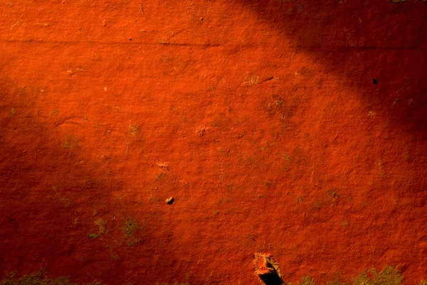 Fundo de papelão vermelho velho com um raio de luz — Fotografia de Stock