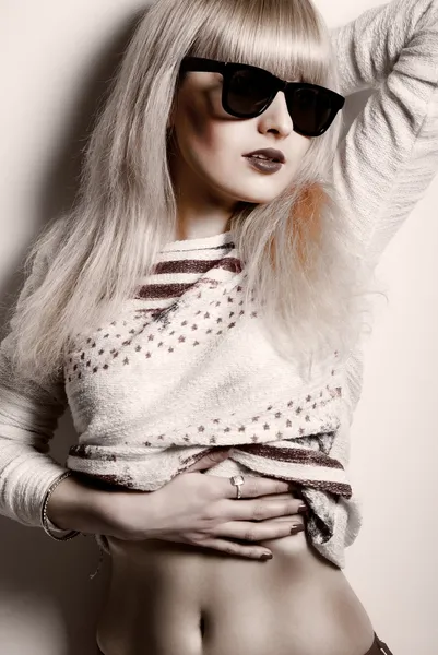 Portréja egy szép és fiatal szőke napszemüveg. — Stock Fotó