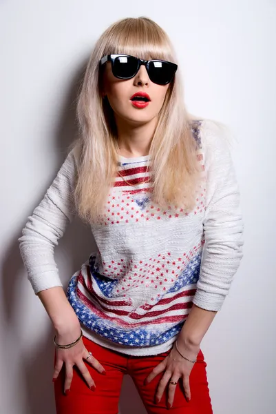 Portrait of a beautiful fashion glamor girl with sunglasses — Stock Photo, Image