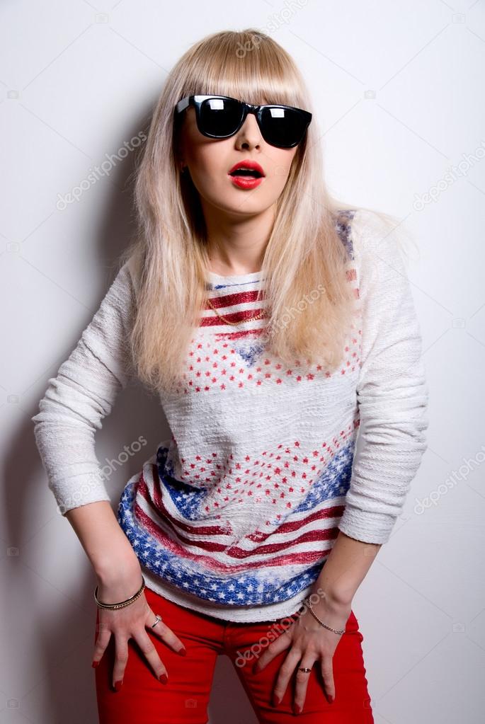 Portrait of a beautiful fashion glamor girl with sunglasses