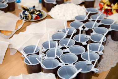 Tablo boş tek kullanımlık bardak kahve molası için