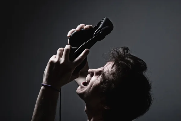 Hombre gritando con auriculares . —  Fotos de Stock