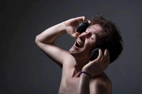 Щасливий чоловік слухає музику з навушниками . — стокове фото