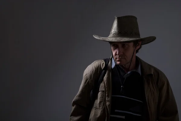 Kovboy şapkalı bir düşünceli bir adam portresi. — Stok fotoğraf