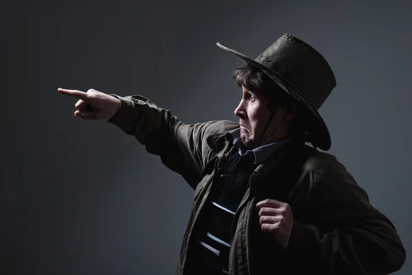 A man in a cowboy hat fright shows a finger in the direction of — Stock Photo, Image