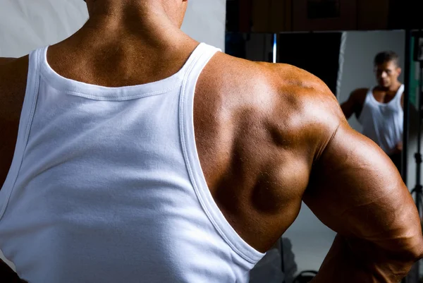 Bella schiena di un giovane uomo muscoloso . — Foto Stock