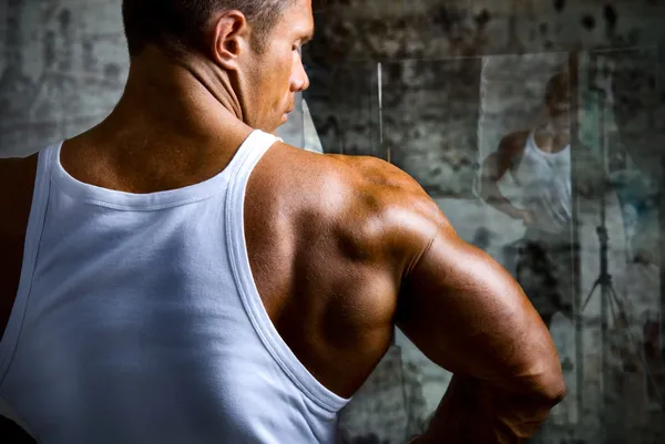 Um belo jovem muscular ombro do homem — Fotografia de Stock