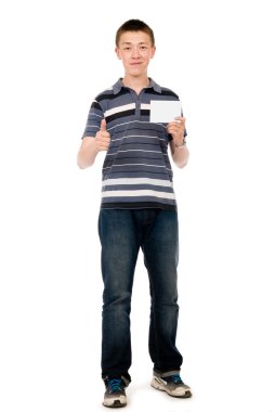 yükseltilmiş bir parmak ve beyaz bir levha ile mutlu rahat genç adam