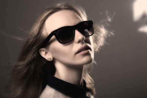 Крупный план портрета молодой девушки в темных очках
.