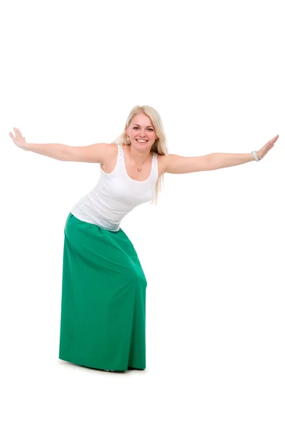 Mooi meisje in een groene rok aan met zijn handen gespreid — Stockfoto