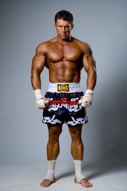 bir deneyimli avcı kick boks dövüş için hazır.