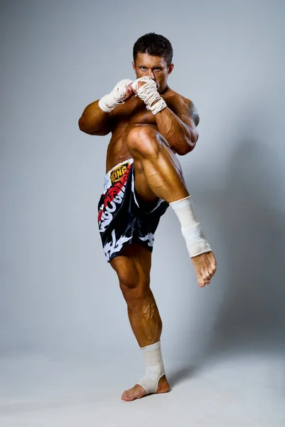 经验丰富的战斗机 kickboxer 踢. — 图库照片