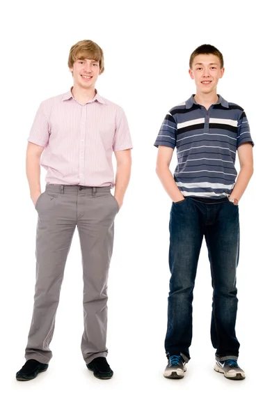 Twee studenten permanent met hun handen in de zakken — Stockfoto