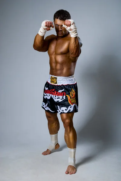 Um lutador experiente kickboxer pronto para uma luta . — Fotografia de Stock