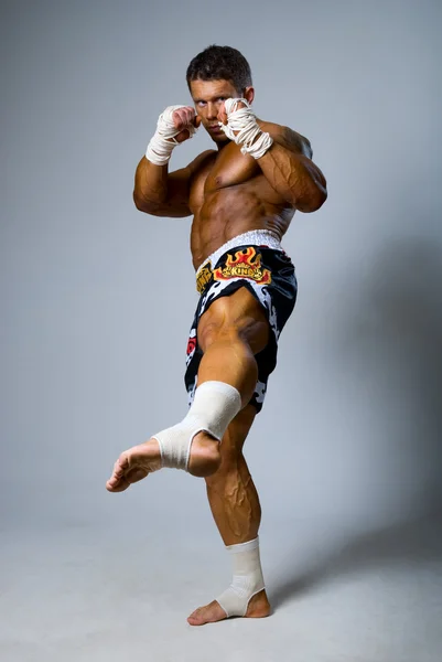 Yükseltilmiş bir ayağı ile bir deneyimli avcı kick boks — Stok fotoğraf