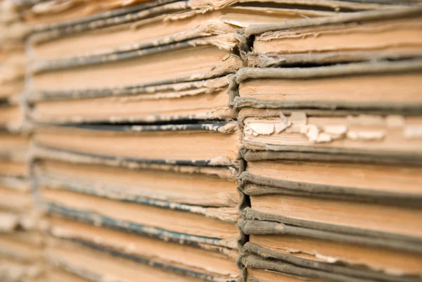 Un sacco di vecchi libri logori sono distesi uno sopra l'altro . — Foto Stock
