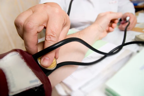 医師の病院での血圧測定 — ストック写真