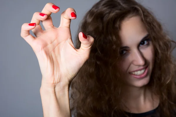 En tjej med en fruktansvärd skrämmande hand — Stockfoto