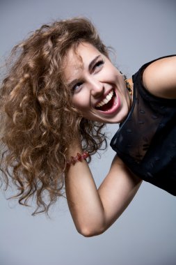 genç kız şiddetle neşeli duygularını ifade eder.