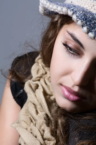 Retrato de uma menina com um lenço . — Fotografia de Stock