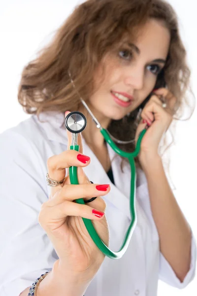 Doktor drží stetoskop. stetoskop v zaměření — Stock fotografie