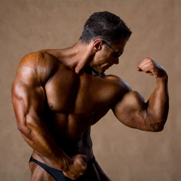 Retrato de hombre musculoso sexy posando en estudio . — Foto de Stock