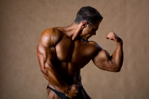 Portrait of sexy muscle man posing in studio. — Stock Photo, Image