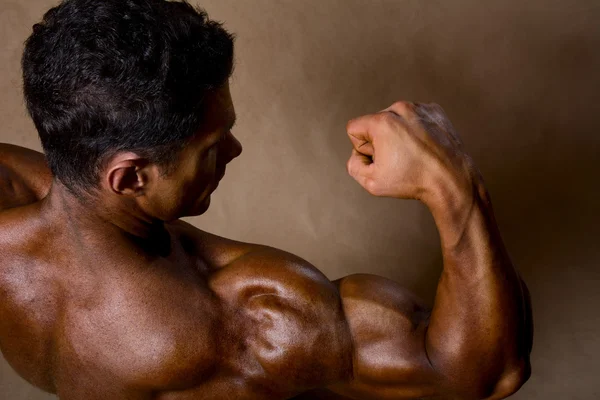 Homem atlético forte mostra bíceps. Ver atleta de topo — Fotografia de Stock