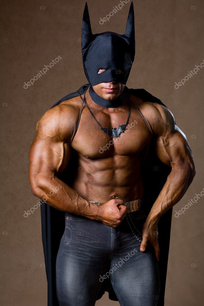 Photo libre de droit de Homme Dans Un Costume De Batman banque d