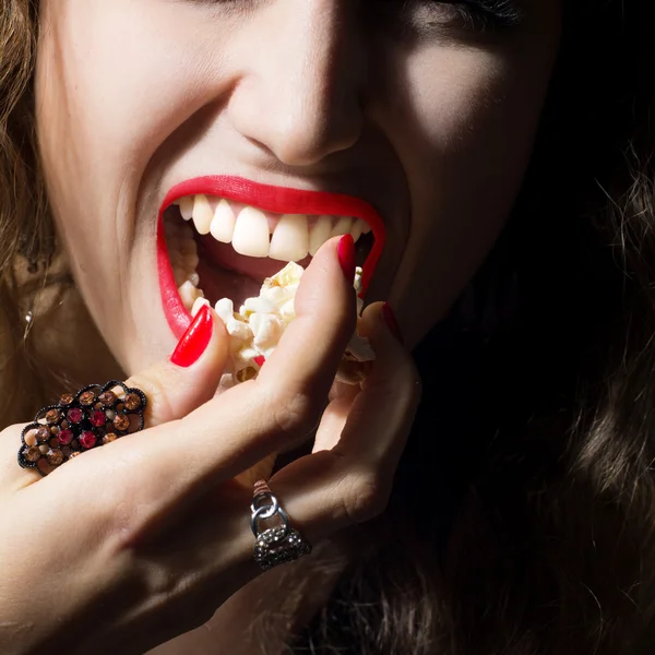 Close-up of young beautiful girl with popcorn. — Stock Photo, Image