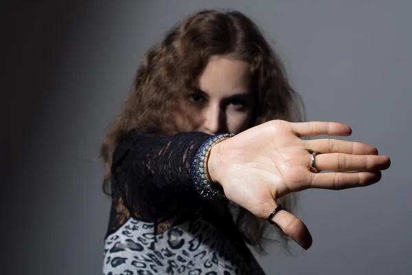 Frau mit Handzeichen zum Anhalten aus dem Fokus — Stockfoto