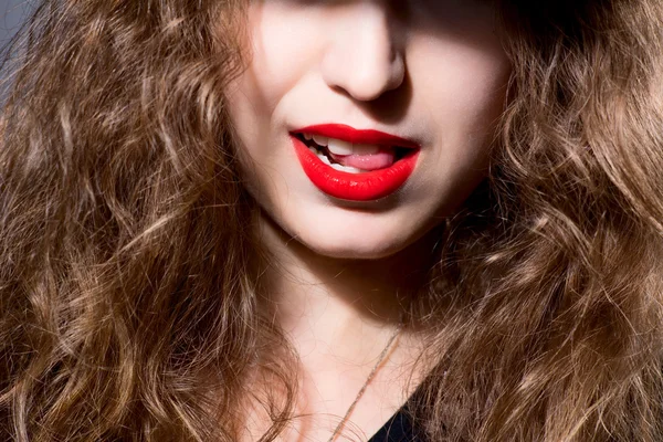 Closeup gezicht van een mooi meisje met rode lippen — Stockfoto