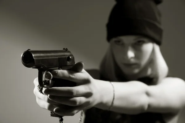 Portrait d'une jeune fille avec une arme à la main — Photo