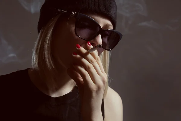 Jovem fumando um cigarro — Fotografia de Stock