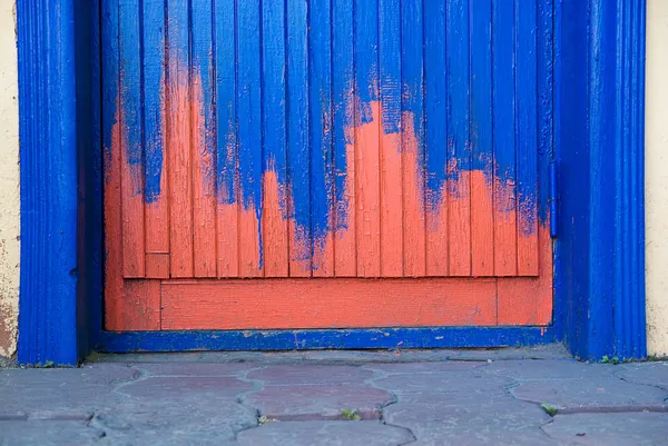 Puerta de entrada no tuvo tiempo para pintar pintura azul — Foto de Stock