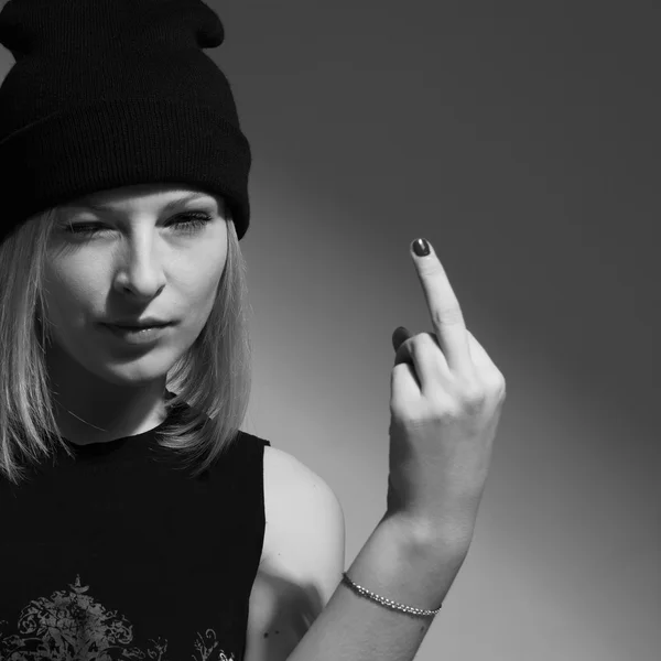 Irritado jovem mulher fazendo gesto mão obscena, mostrando meio — Fotografia de Stock