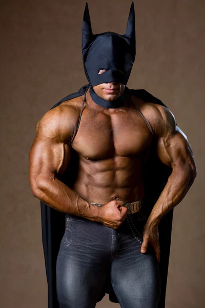 Siyah maskeli yakışıklı güçlü kas adam — Stok fotoğraf