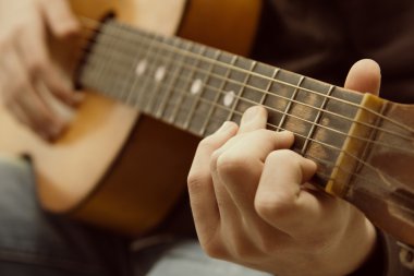 akustik gitar gitarist oynama.