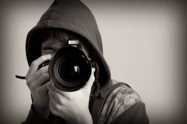 genç adam fotoğrafçı kamera ile portresi