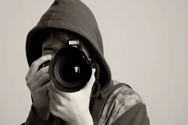 Retrato de fotógrafo masculino com câmera — Fotografia de Stock